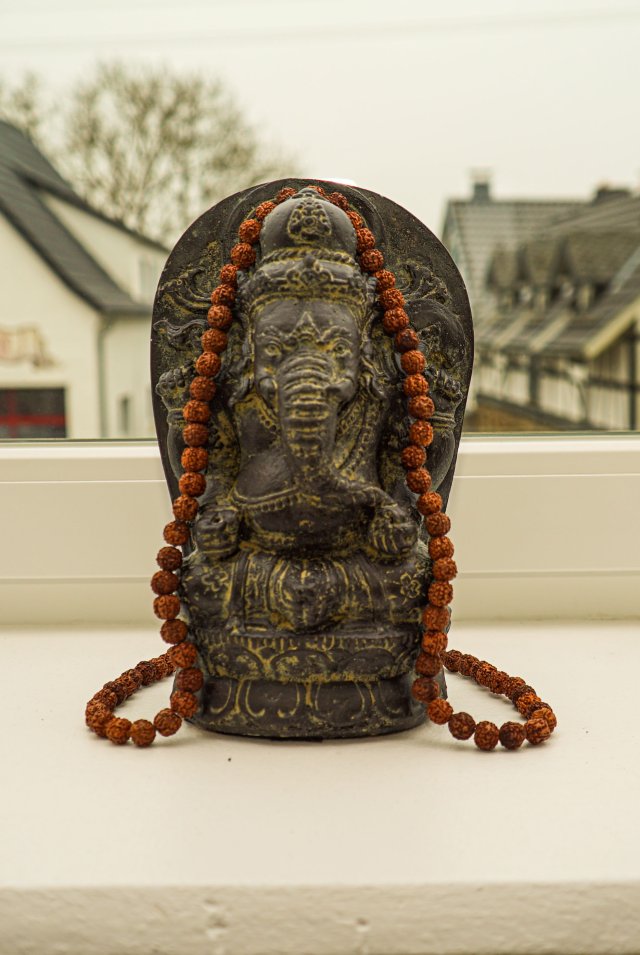 Ganesha-Statue mit Mala für Andacht und Meditation